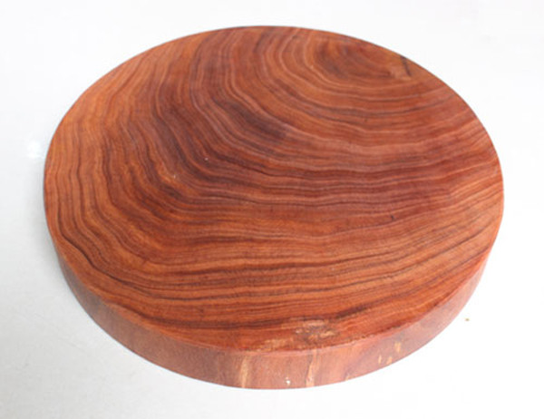 Từ những phân tích trên, thớt gỗ là loại tốt hơn nhất. Tuy nhiên, điều quan trọng là bạn cần chọn được những chiếc thớt bằng gỗ nguyên tấm. Quá trình sử dụng, việc vệ sinh cũng cần hết sức chú ý đến những vấn đề sau.