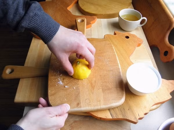 Trên thị trường, thớt có nhiều kiểu dáng, kích cỡ khác nhau song chủ yếu được làm từ chất liệu gỗ, tre hoặc nhựa. Tùy từng chất liệu, mỗi loại thớt đều có ưu nhược điểm riêng.