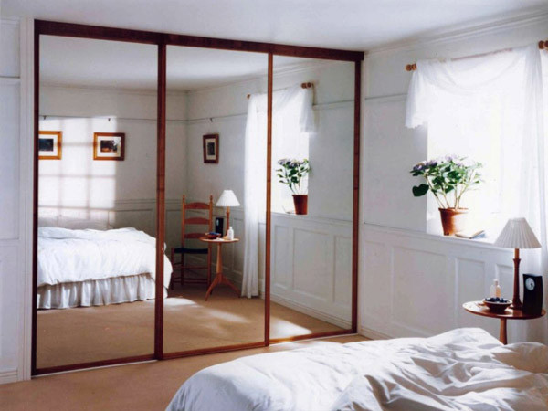 Không ngủ trước gương. Đặt chiếc gương cạnh giường không được khuyến khích bởi nếu thức giấc vào ban đêm, cơ thể đang nửa tỉnh nửa mê nhìn thấy hình ảnh trong gương sẽ khiến bạn giật mình.