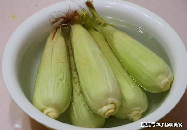 Xếp ngô vào nồi, đổ nước lạnh vào sao cho nước không ngập quá bắp ngô. Tuyệt đối không dùng nước nóng đổ trực tiếp bởi nhiệt độ thay đổi đột ngột sẽ khiến ngô không chín đều, dễ bị khô và không được ngọt.
