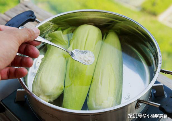 Đặc biệt, luộc ngô bạn nên nêm hai gia vị là muối và baking soda để thành phẩm được dẻo ngon.