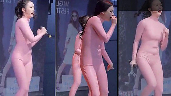 Mới đây, trang Apple Daily đưa tin, một sự kiện ở Trung Quốc gây chú ý vì các cô gái được mời đến biểu diễn để khuấy động không khí.