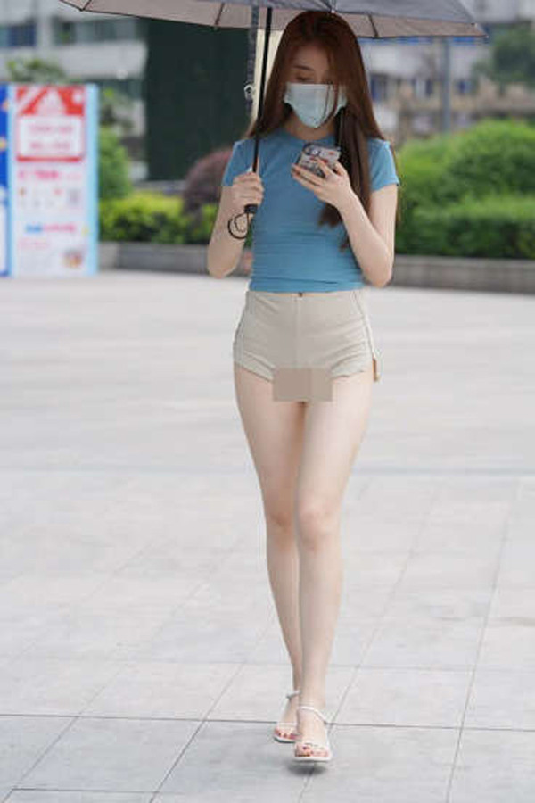 Đặc biệt, quần màu nude nên khác màu với tông da. Quần màu nude không giống với kem nền trang điểm, cứ cùng tông với da là đẹp. Việc diện đồ với một chiếc quần có màu quá giống làn da tự nhiên sẽ khiến cho bạn trông như thể đang mặc một bộ đồ mà thiếu đi quần.