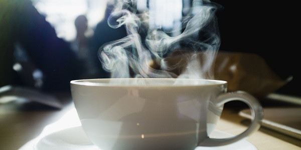 Khi đi vào cơ thể, nước nóng kích thích các tế bào niêm mạc, gây tăng sinh tế bào để chống lại sự "tấn công" của nước nóng. Mặc dù các tế bào niêm mạc miệng có khả năng tự hồi phục song nếu duy trì thói quen ăn uống thiếu lành mạnh suốt thời gian dài sẽ dẫn đến loét miệng, lâu dần dẫn tới ung thư.