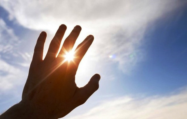  Tia cực tím. Tia cực tím tự nhiên và tia cực tím sử dụng trong các liệu pháp làm đẹp đều gây tổn thương tế bào da. Giới chuyên môn khẳng định hầu hết các ca ung thư da đều bắt nguồn từ việc tiếp xúc quá nhiều với tia cực tím.