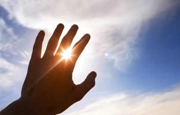  Tia cực tím. Tia cực tím tự nhiên và tia cực tím sử dụng trong các liệu pháp làm đẹp đều gây tổn thương tế bào da. Giới chuyên môn khẳng định hầu hết các ca ung thư da đều bắt nguồn từ việc tiếp xúc quá nhiều với tia cực tím.