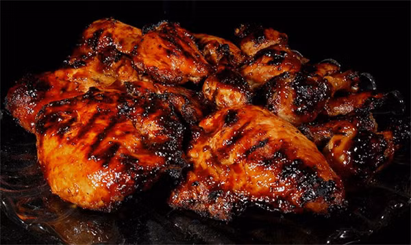 Không chỉ tăng nguy cơ ung thư, các nghiên cứu còn khẳng định tiêu thụ nhiều acrylamide trong 1 thời gian ngắn sẽ gây tác động, ảnh hưởng đến hệ thần kinh trung ương. Vì vậy để bảo vệ cơ thể, bạn nên chế biến món ăn bằng cách hấp, luộc; tránh chiên, nướng hoặc nấu đến mức món ăn bị cháy sém, chuyển màu đen.