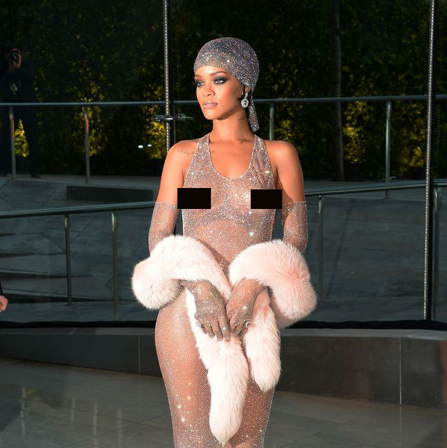 Đi nhận giải thưởng cũng không quên mặc bộ đồ gây sốc.