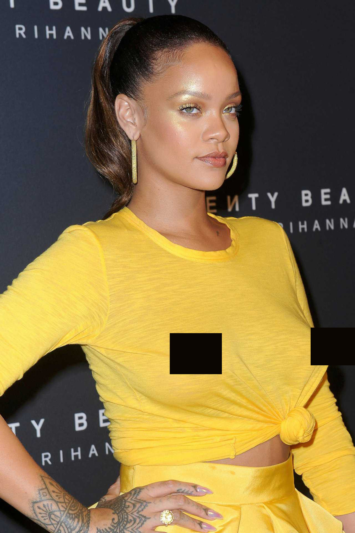 Cô nàng đầy tự hào khoe đôi gò bồng đào săn chắc tuyệt đẹp của mình trong mọi sự kiện, cũng như trong cuộc sống.