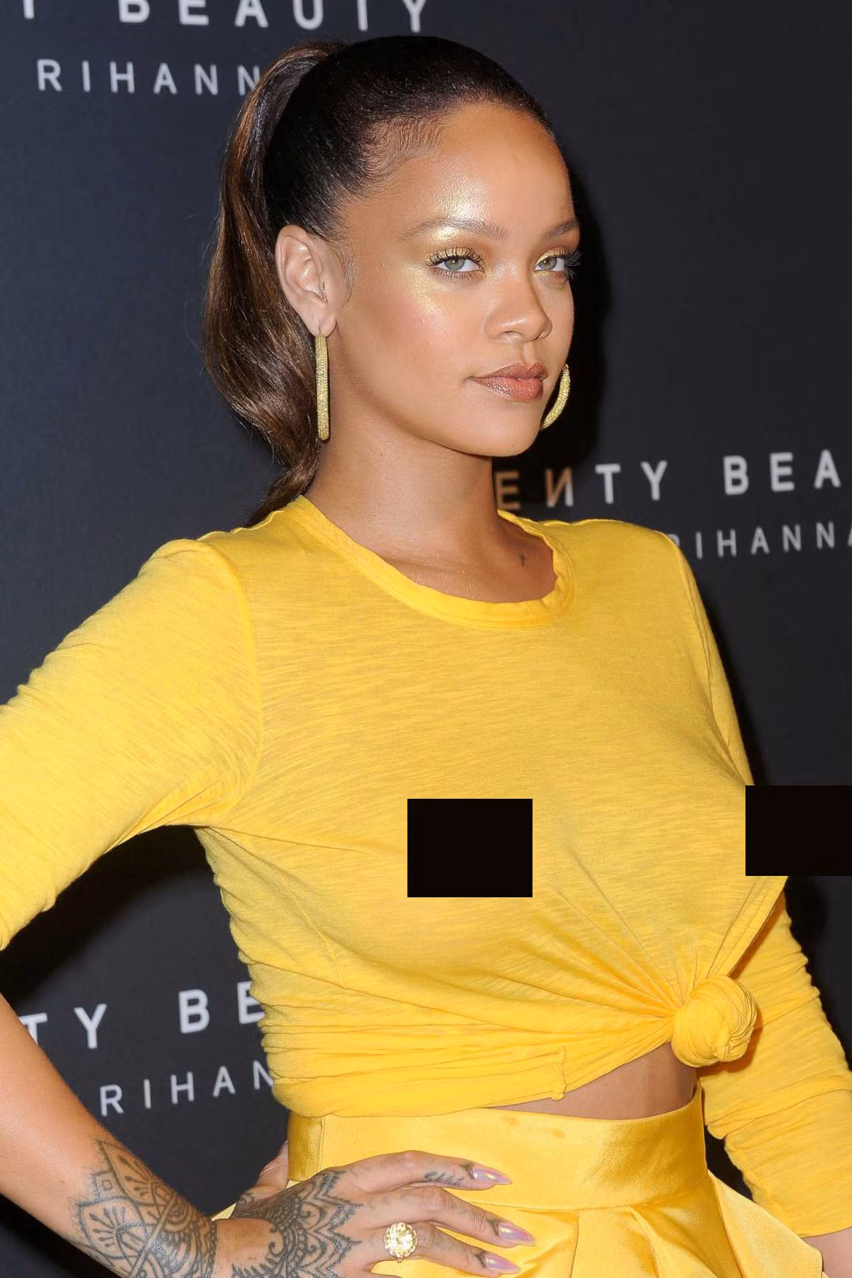 Cô nàng đầy tự hào khoe đôi gò bồng đào săn chắc tuyệt đẹp của mình trong mọi sự kiện, cũng như trong cuộc sống.