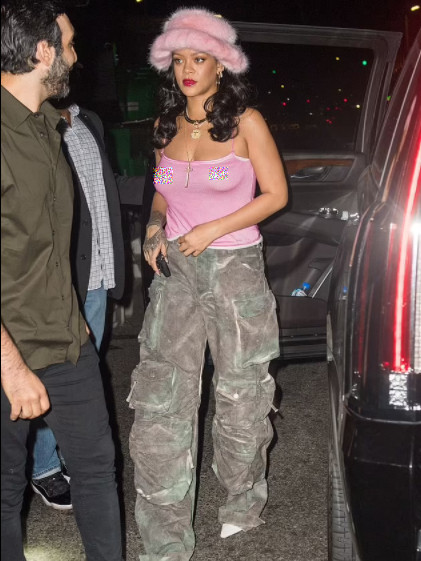 Mới đây, Rihanna lại gây chú ý khi xuất hiện trên đường phố New York