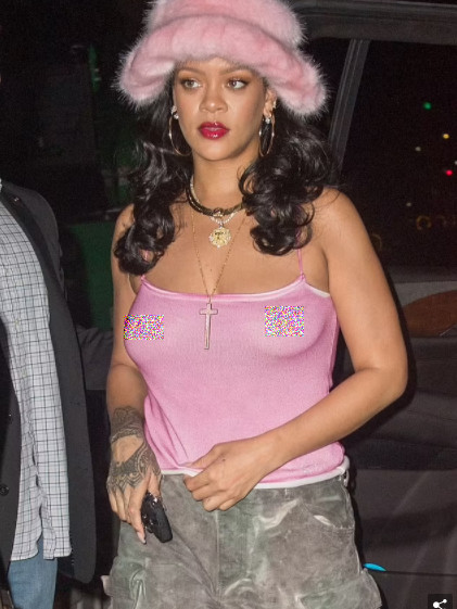 Lựa chọn chiếc áo 2 dây hồng mỏng tang và nói không với nội y, nữ ca sĩ lộ nguyên vòng một căng tràn bên trong.