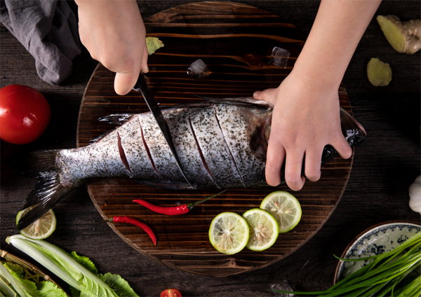 Tận dụng gia vị để khử tanh. Các loại gia vị như hành lá, gừng, tỏi, tiêu, quế, hồi... đều có hương rất mạnh, có thể giảm bớt phần nào mùi tanh của cá. Vì vậy, trước khi chế biến, bạn nên dùng dao cắt thành rãnh bề mặt cá rồi ướp gia vị trong vòng nửa giờ.