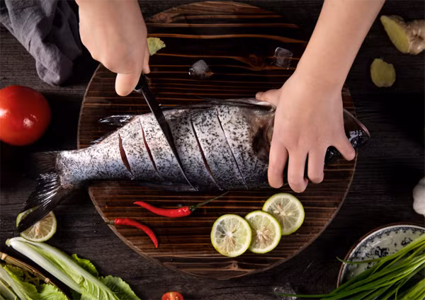 Tận dụng gia vị để khử tanh. Các loại gia vị như hành lá, gừng, tỏi, tiêu, quế, hồi... đều có hương rất mạnh, có thể giảm bớt phần nào mùi tanh của cá. Vì vậy, trước khi chế biến, bạn nên dùng dao cắt thành rãnh bề mặt cá rồi ướp gia vị trong vòng nửa giờ.