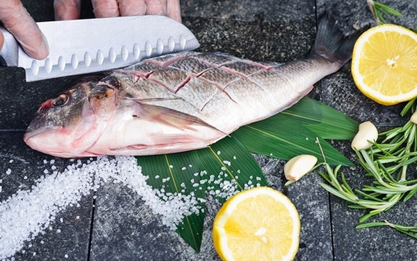 Trước khi chiên, bạn có thể thoa đều nước cốt chanh, muối và tiêu đen đều trên bề mặt cá, ướp từ 10-15 phút rồi chế biến. Bằng cách này, cá không chỉ bớt tanh mà hương vị cũng rất thơm ngon. Với món canh, bạn có thể dùng cà chua, chút giấm trắng làm sốt.