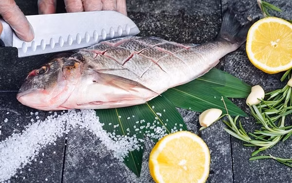 Trước khi chiên, bạn có thể thoa đều nước cốt chanh, muối và tiêu đen đều trên bề mặt cá, ướp từ 10-15 phút rồi chế biến. Bằng cách này, cá không chỉ bớt tanh mà hương vị cũng rất thơm ngon. Với món canh, bạn có thể dùng cà chua, chút giấm trắng làm sốt.