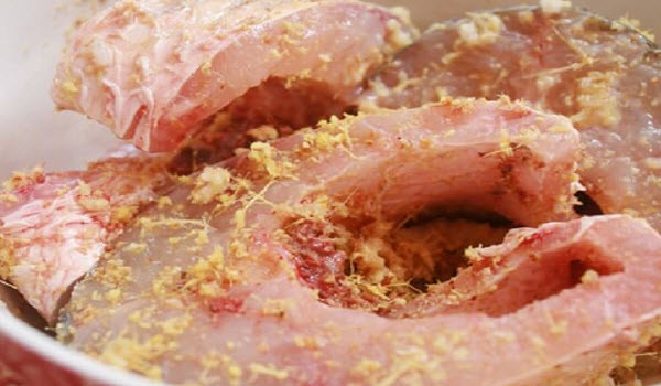 Khi ướp, bạn có thể dùng muối và rượu xoa đều trên bề mặt cá. Nếu sợ muối trải không đều, bạn có thể cho hành lá, gừng thái sợi vào nước muối rượu rồi ngâm cá trong vòng 20 phút.