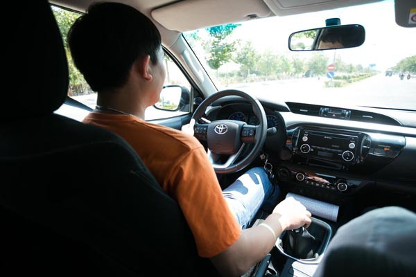  Di chuyển bằng xe cơ giới. Nghiên cứu chỉ ra những người không thích thể thao, thường xuyên di chuyển bằng ô tô sẽ có thời gian nghỉ ốm cao hơn so với những người hay tập luyện. Thay vào đó, bạn nên thực hiện các bài tập nhẹ nhàng như đi bộ nhanh 30 phút mỗi ngày để cải thiện số lượng tế bào bạch cầu.