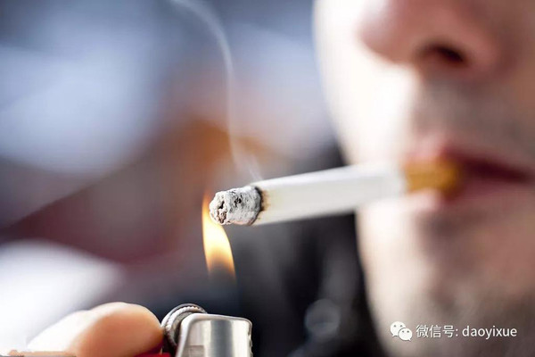  Hút thuốc lá. Hút thuốc lá chủ động hay thụ động đều uy hiếp sức khỏe tổng thể. Nguyên nhân bởi, khói thuốc lá chứa hơn 7000 chất. Phần lớn là chất độc hại, trong đó có khoảng 60 chất là tác nhân gây ung thư.