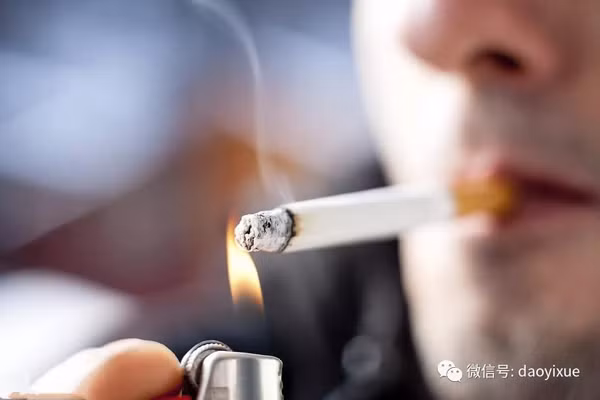  Hút thuốc lá. Hút thuốc lá chủ động hay thụ động đều uy hiếp sức khỏe tổng thể. Nguyên nhân bởi, khói thuốc lá chứa hơn 7000 chất. Phần lớn là chất độc hại, trong đó có khoảng 60 chất là tác nhân gây ung thư.