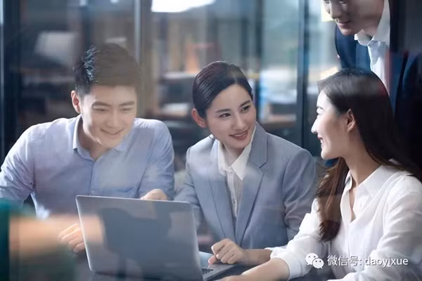  Ít giao tiếp. Ít giao tiếp là một trong những thói quen suy yếu hệ miễn dịch. Nghiên cứu thực hiện ở người trưởng thành từ 18-55 tuổi cho thấy, đối tượng có ít nhất 6 người bạn có khả năng chống cảm lạnh cao hơn gấp 4 lần so với người không có bạn bè. Nếu đang giãn cách mùa dịch, bạn nên thường xuyên nhắn tin để hâm nóng tình cảm.