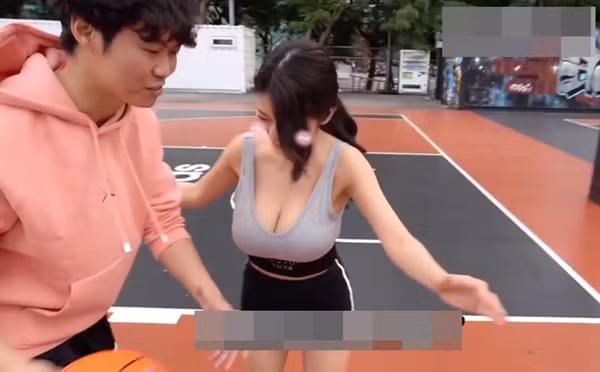 Mặc áo ba lỗ bó sát trễ nải với chiếc quần siêu ngắn - chỉ đủ che vòng 3 khiến cô gái này bị chê trách, “ném đá” vì hở hang, thiếu tôn trọng thể thao.