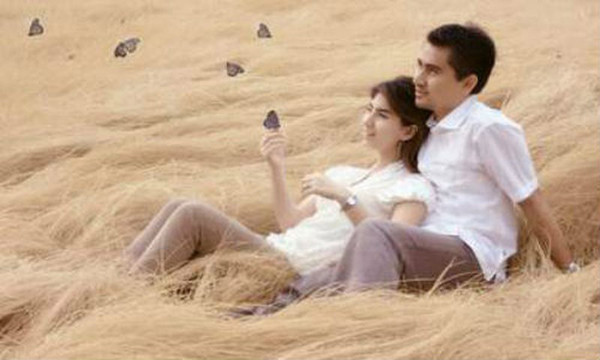 Lưng dưới. Không nhất thiết phải quan hệ tình dục, phụ nữ tinh tế chỉ cần kích thích vùng lưng dưới cũng giúp người bạn đời cảm thấy hưng phấn. Lúc này, bạn dùng tay massage nhẹ nhàng khắp cơ thể. Đặc biệt chú ý đến vùng dưới thắt lưng tới chỗ xương cụt.