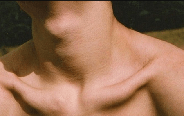 Đặc biệt, khu vực yết hầu là vùng kích thích chính trên cổ nam giới. Theo y học cổ truyền Trung Quốc, tuyến giáp - một tuyến hình bướm nằm ngay dưới yết hầu có liên quan mật thiết tới cơ quan sinh dục. Dùng tay mơn trớn, bạn sẽ mang lại cho đối tác trải nghiệm không phải cứ “yêu” mới có được.