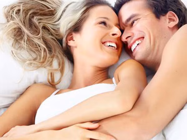 Đầu ngực nam giới không phục vụ mục đích cụ thể nào song vẫn tập trung rất nhiều dây thần kinh cảm giác. Dùng tay xoa nhẹ, mơn trớn sẽ khiến nam giới thăng hoa nhanh chóng. Ảnh: Internet