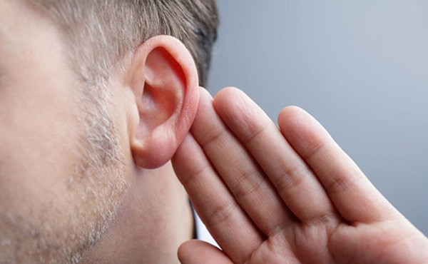 Tai. Các vị trí như dái tai, vành tai hay phía sau tai đều thích hợp để mơn trớn vì vùng da này rất nhạy cảm. Tương tự như vùng cổ, tai chỉ nên kích thích nhẹ nhàng chứ không nên dùng lực nút mạnh, tránh ảnh hưởng chức năng hoạt động của màng nhĩ.