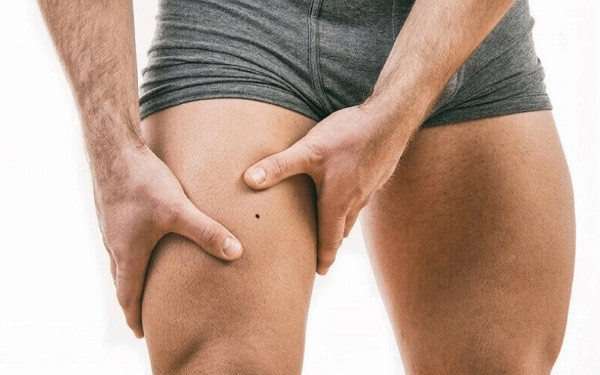 Bắp đùi. Không chỉ nam giới, vùng da bắp đùi của phụ nữ cũng rất mỏng manh, tập trung nhiều đầu mút dây thần kinh. Chính vì vậy, dùng tay vuốt nhẹ từ trước ra sau hoặc xoa thành các vòng tròn nhỏ từ dưới lên trên sẽ mang đến trạng thái hưng phấn cao độ.