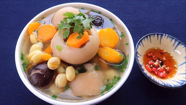 Không chỉ có số lượng giới hạn, chân giò còn rất được lòng chị em bởi ít chất béo, giàu collagen. Đặc biệt, chân giò lợn còn có thể chế biến theo nhiều cách khác nhau như hầm, xào, luộc, giả cầy, giăm bông...