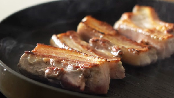 Thịt ba chỉ có thể luộc chấm kèm mắm tôm ăn cùng cà pháo. Ngoài ra, nó cũng có thể chế biến thành nhiều món như kho, rim, chiên giòn hoặc nướng.