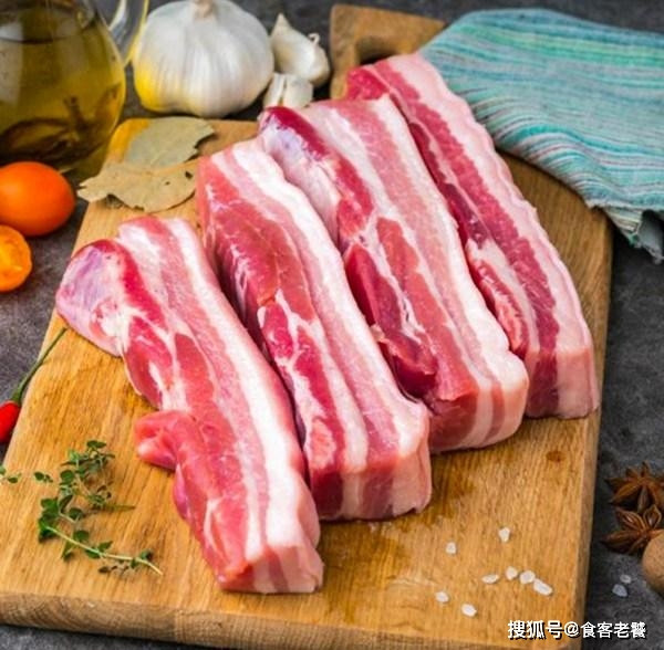 Thịt ba chỉ. Thịt ba chỉ nằm ở phần bụng của con lợn, gồm có lớp thịt và mỡ xếp chồng lên nhau. Vì thế, khi chế biến thịt ba chỉ rất ít khi bị khô.