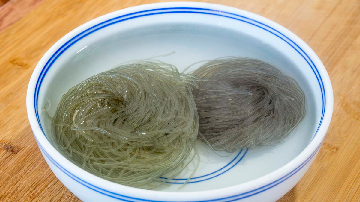 Đây là món bánh đơn giản tổng hợp nguyên liệu. Vì vậy Tùy nhu cầu hoặc nhà có gì, hãy kết hợp các nguyên liệu một cách sáng tạo để món bánh thêm đa dạng. Đầu tiên ta ngâm tôm khô trong 10 phút. Miến cho một chút muối và ngâm nước suôi, hoặc trần qua.