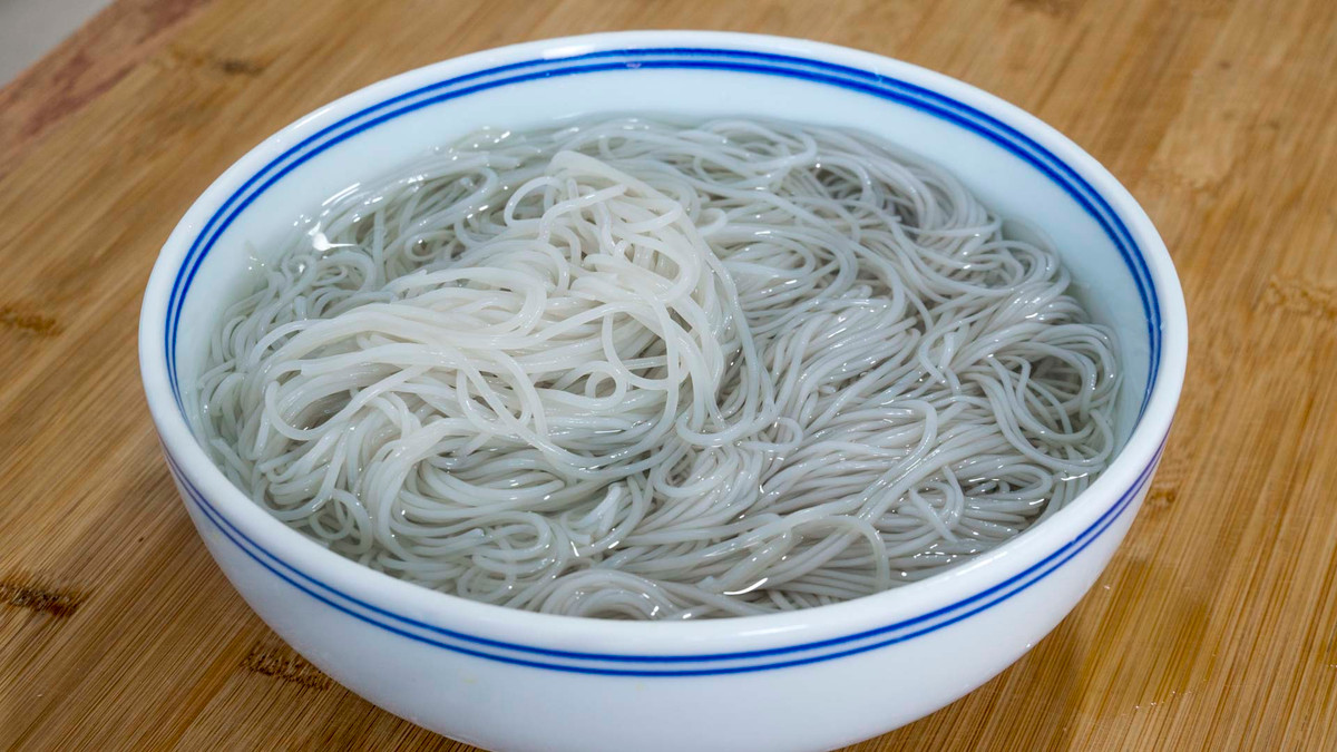 Lúc này dùng tay bấm xem miến đã mềm chưa, tránh để lâu quá bị nát.