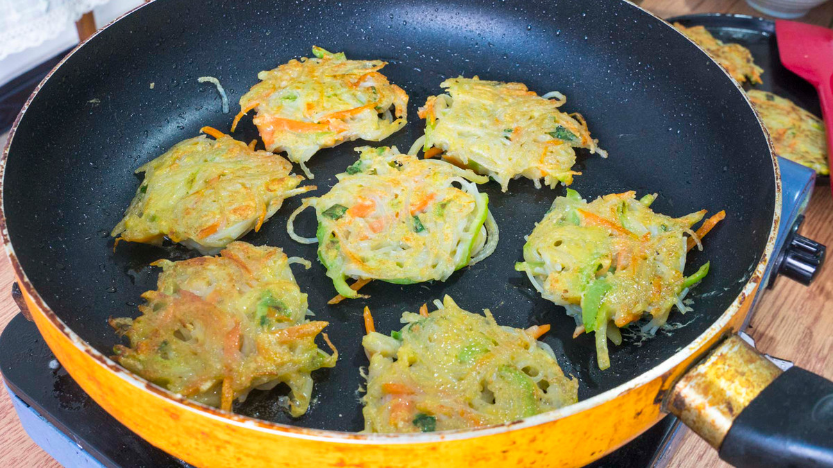 Rán chín vàng hai mặt, chú ý không để bánh quá lâu bị cứng bánh.