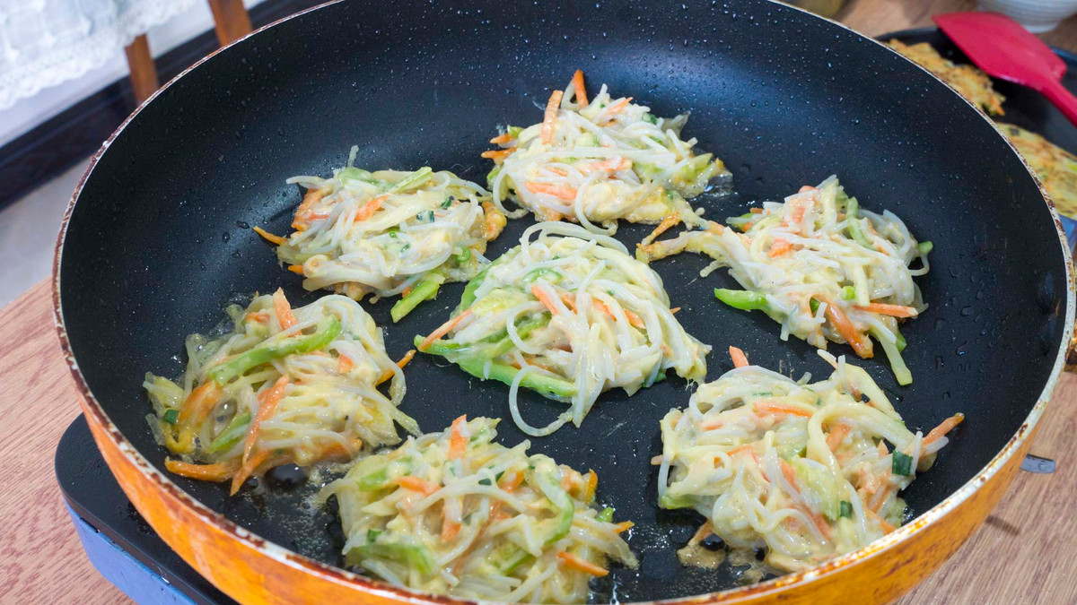 Bắc chảo, cho dầu nóng rồi rán bánh như rán bánh khoai.