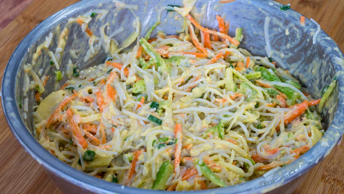 Kiểm tra lượng nước của hỗn hợp để cho lượng bột vào vừa tạo bột không quá nhão, cũng không quá khô.