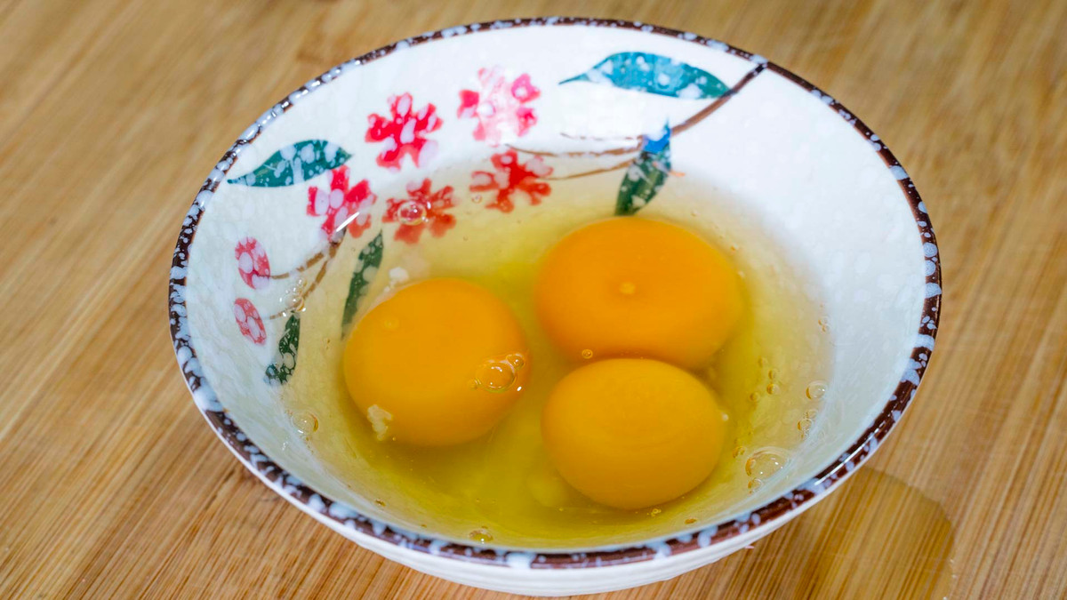 Tôm khô đã mềm, vớt ra thái nhỏ. Đập 3 quả trứng, thêm chút muối, đánh đều.