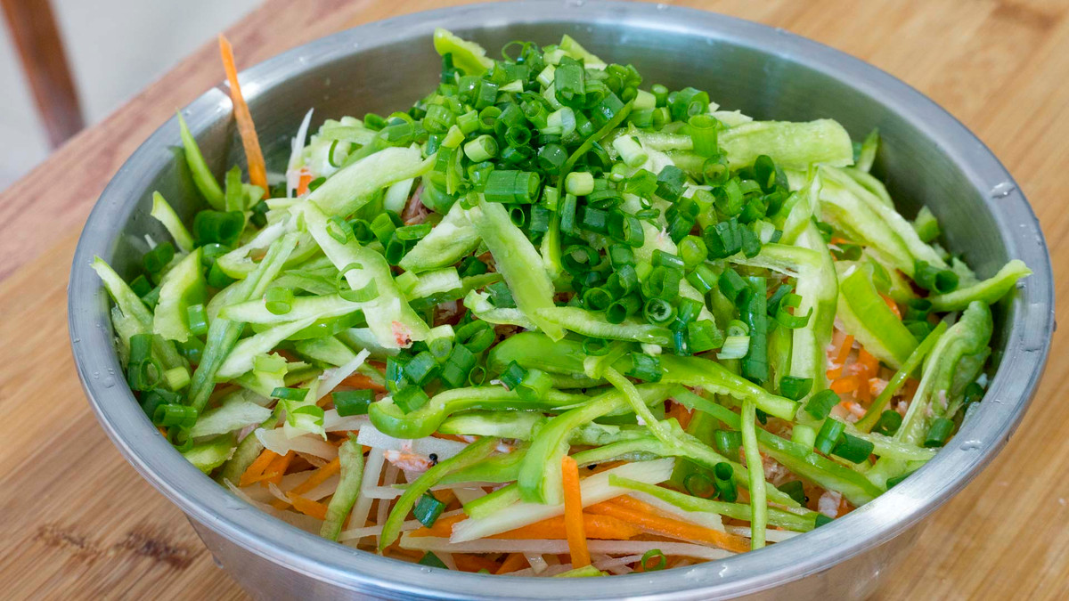 Nguyên liệu làm bánh như sau: một nắm tôm khô,150 gram miến khoai lang, 1 quả ớt xanh, 1 củ cà rốt, 1 củ khoai tây, 1 nắm hành tím, 3 quả trứng, lượng bột thích hợp, dầu ăn vừa đủ.