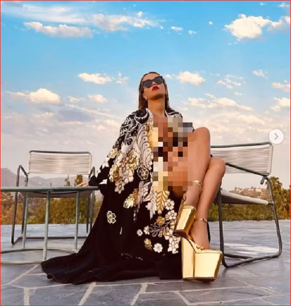 Theo đuổi phong cách thời trang sexy, đây không phải lần đầu người hâm mộ chứng kiến Rita Ora để lộ vòng 1 không phòng hộ.