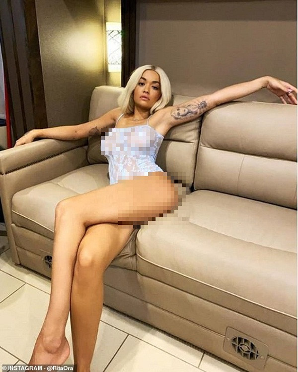 Mặc áo xuyên thấu, Rita Ora không ít lần khoe đường cong cơ thể gây “chao đảo” cộng đồng mạng.