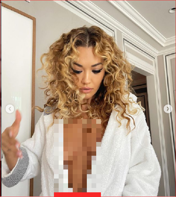 Được biết, bức hình chụp tại phòng cô lưu trú trong lúc thực hiện dự án mới của mình.