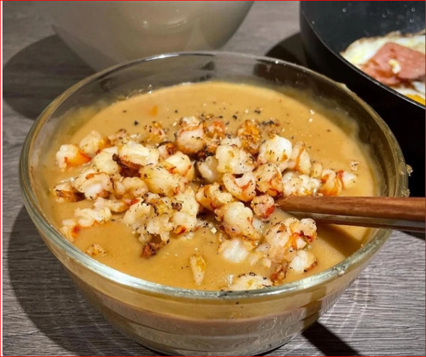 Dịch bệnh diễn biến phức tạp, Trấn Thành tạm dừng các hoạt động nghệ thuật. Tranh thủ thời gian rảnh, nam MC xắn tay vào bếp làm cơm đãi vợ và người thân.