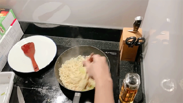 Ở những lần trước, hầu hết các món anh nấu đều đơn giản như mì, cơm chiên...