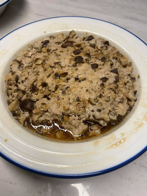 Với những món phức tạp, Trấn Thành rất để tâm chế biến. Tuy nhiên, điểm trừ của chúng là phần trình bày không được bắt mắt cho lắm.