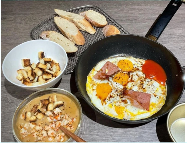 Ngay cả khi không cất công bày biện, những món ăn của MC Trấn Thành cũng vô cùng hấp dẫn.