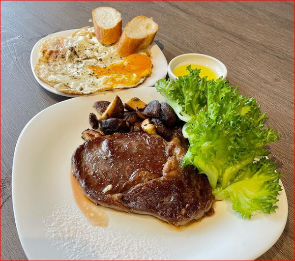 Bữa sáng có bánh mì nướng, trứng ốp la, nấm, rau xanh và thịt nướng do chính tay Trấn Thành chuẩn bị. Không chỉ được đánh giá cao về thành phần dưỡng chất, nam danh hài trình bày món ăn hấp dẫn không thua kém bất kì đầu bếp nào.