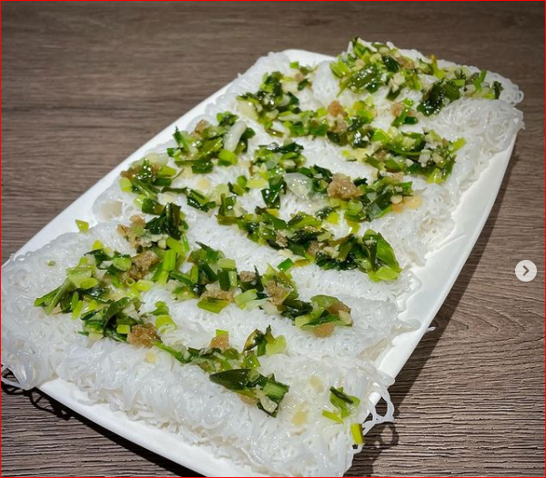 Trấn Thành không ngại thử sức với cả những món phức tạp. Không chỉ trình bày bắt mắt, món bún rưới mỡ hành còn rất đầy đủ dưỡng chất, ăn nhiều mà không lo ngán.